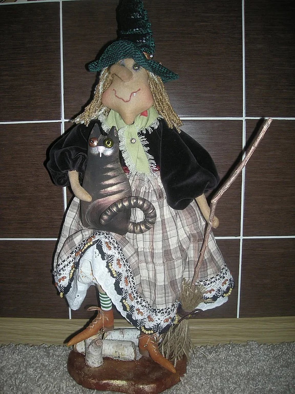 03d9c5c711773b97a8464ff88bze--kukly-igrushki-kukla-koldunya-s-kotom.webp