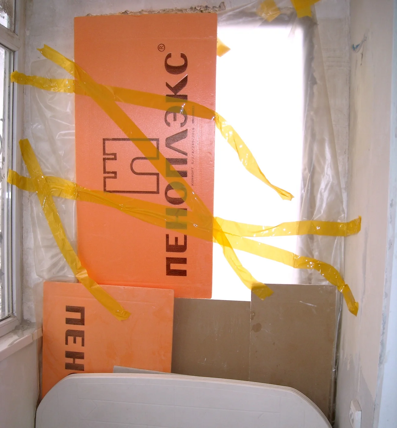 067- окно есть, но в доме гуляет зимний ветер.webp