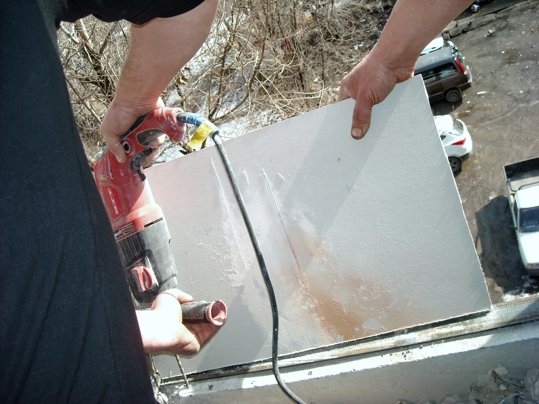 085 Ровняют проём под раму.webp