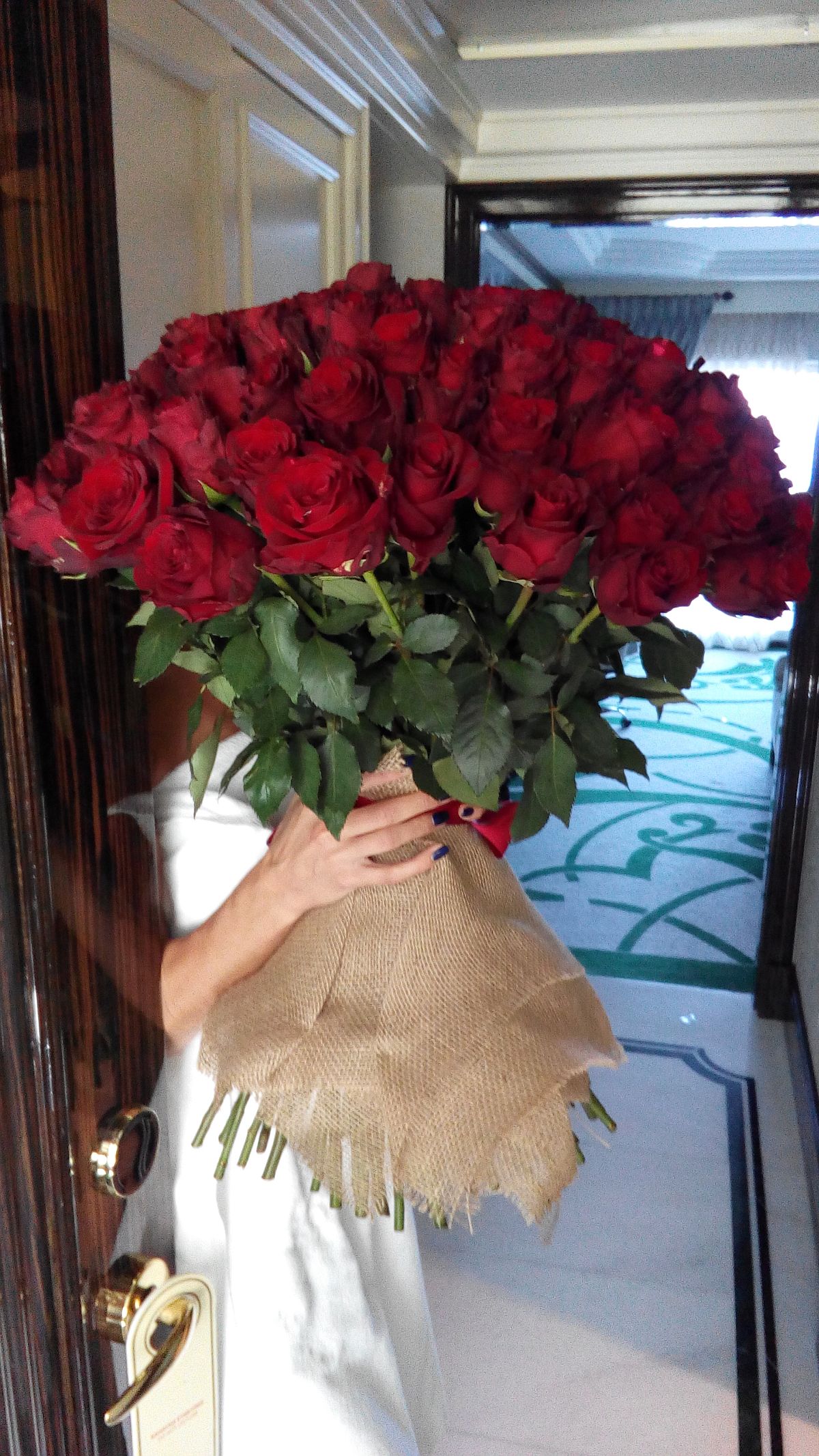 100-red-roses-girl.jpg