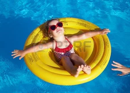 10229312-смешно-немного-плывет-девушка-в-бассейне-в-желтый-спасательный-круг.webp