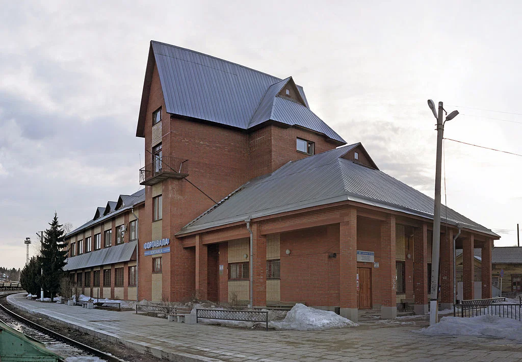 1024px-Железнодорожный_вокзал._Сортавала._Апрель_2013г.webp