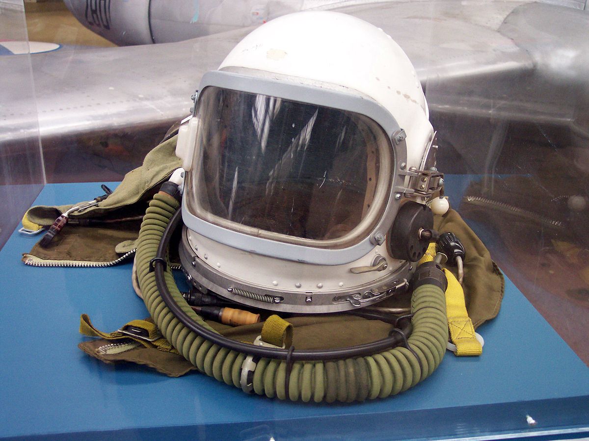 1200px-Gsh-6_pilot_helmet.jpg