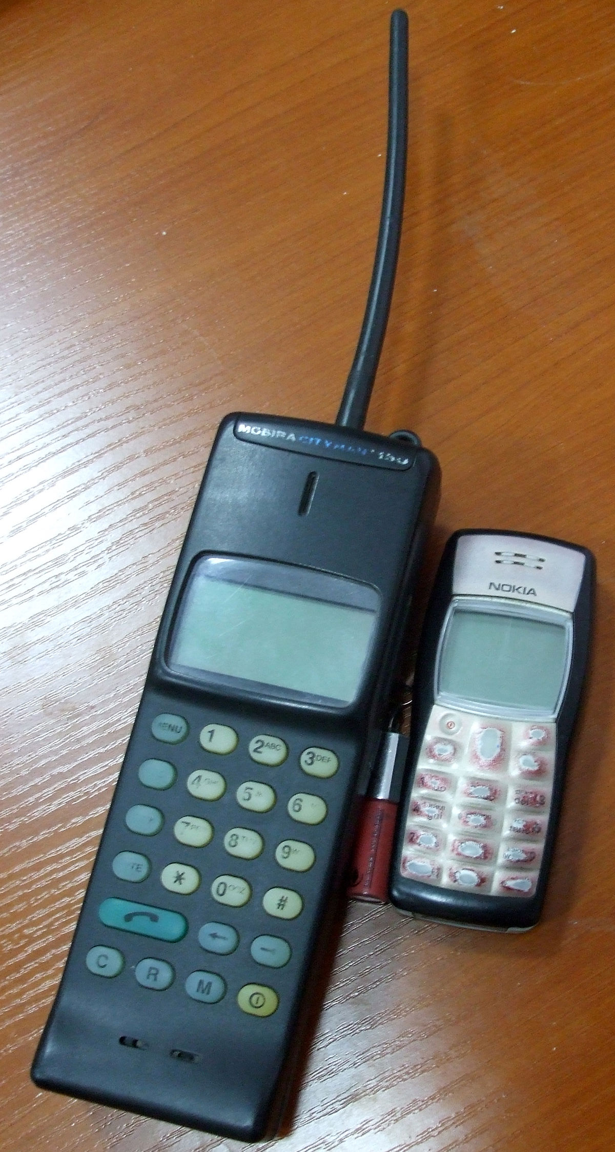 1200px-Nokia_150_and_nokia_1100.jpg