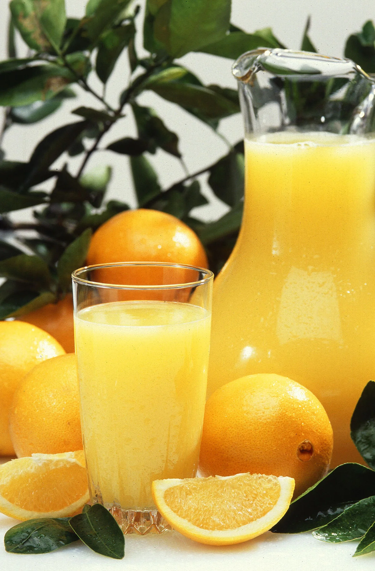 1200px-Oranges_and_orange_juice.webp