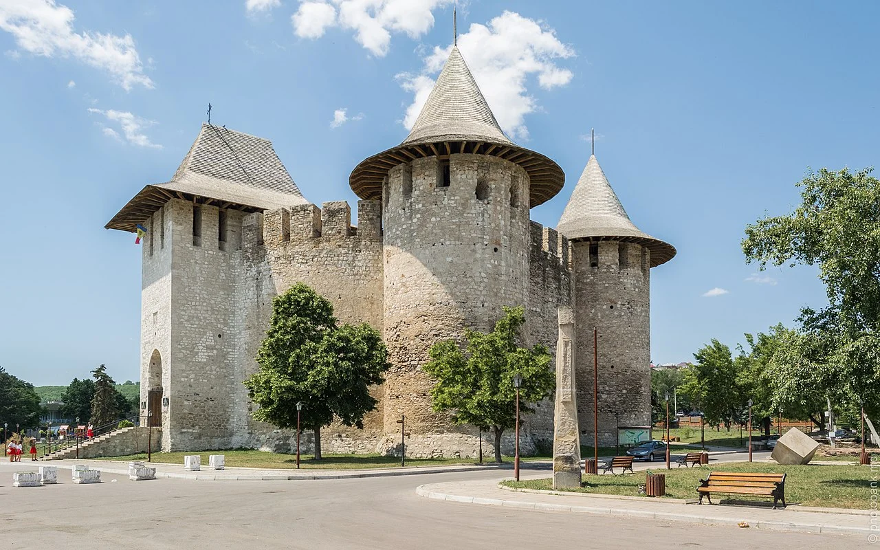 1280px-Сорокская_крепость_Cetatea_Soroca_Soroca_Fortress_(29802232147).webp
