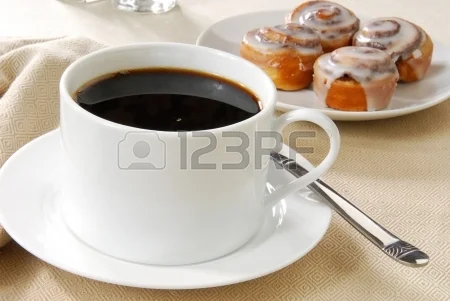 12890368-Чашка-черного-кофе-и-булочки-с-корицей-на-завтрак.webp