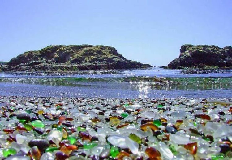 1313005380_glass-beach-08.webp