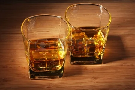 13179350-два-стакана-виски-и-льда-на-деревянный-стол.webp