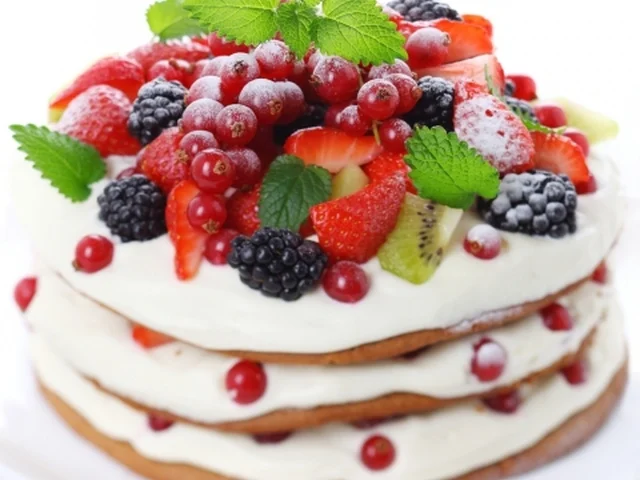 1345206252_biskvit-s-vzbitymi-slivkami-i-yagodami-foto.webp