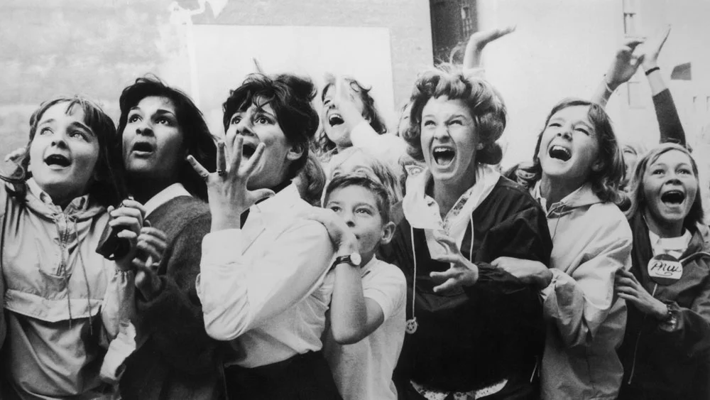 1373430259_the_beatles_fans_19.webp