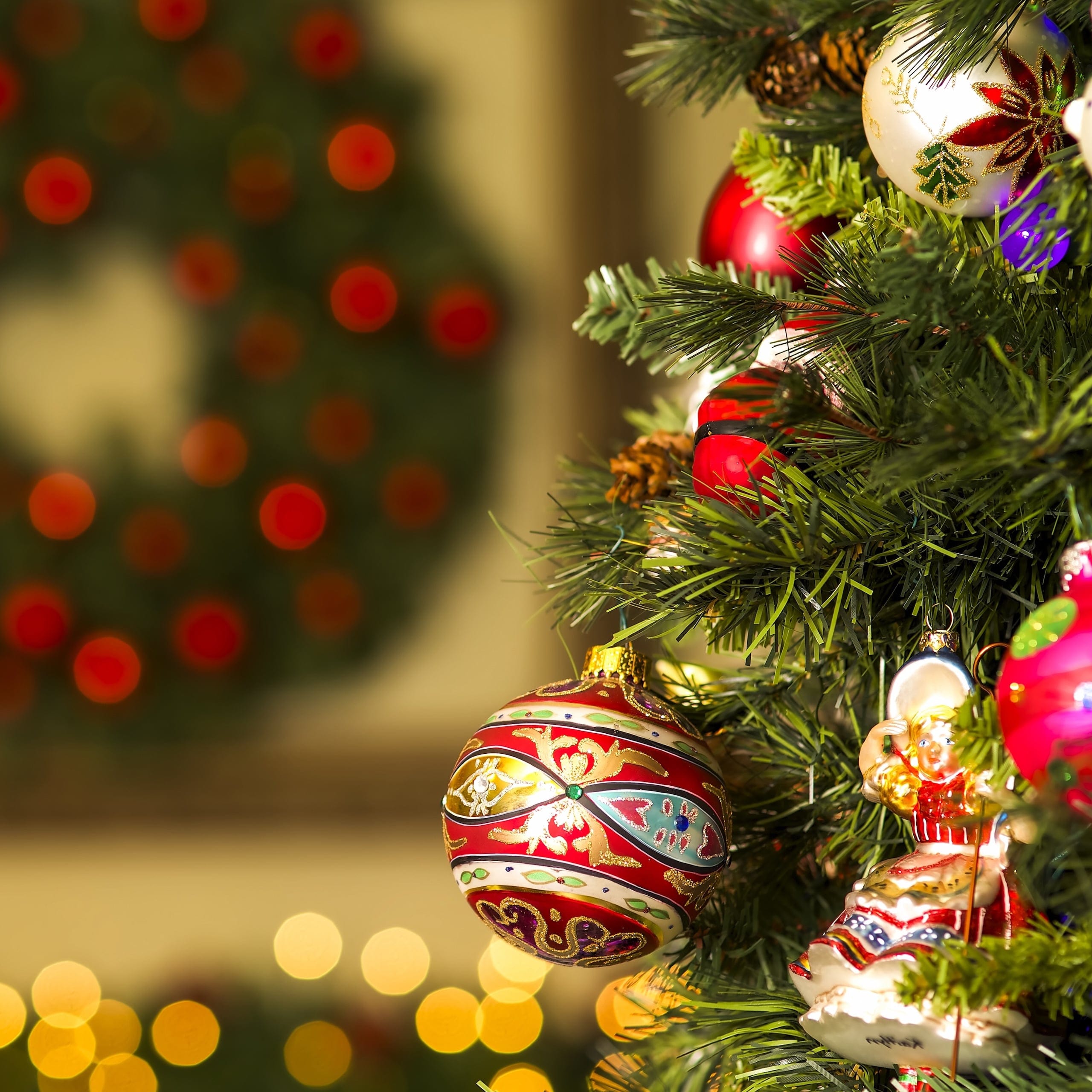 1449911858_happy-new-year-christmas-tree-toys-jewelry-balls-glare-bokeh-back-ground.jpg