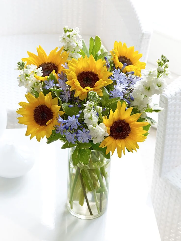 147e1514bf9d656400d53a420069ddf3--summer-flowers-floral-arrangements.webp