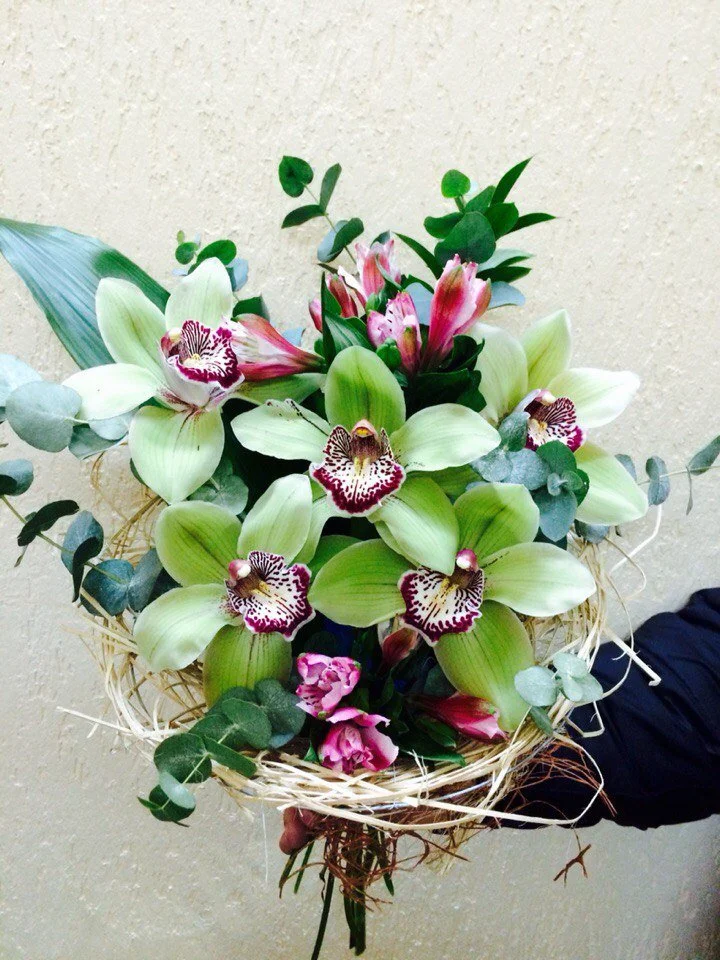 1596557645_37-p-krasivie-buketi-iz-orkhidei-instagram-47.webp