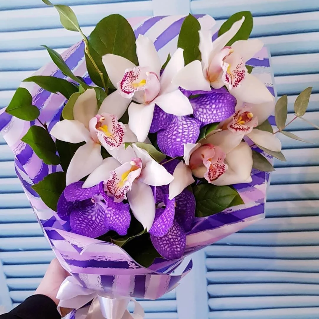 1615330445_24-p-buketi-s-orkhideyami-i-drugimi-tsvetami-ob-24.webp