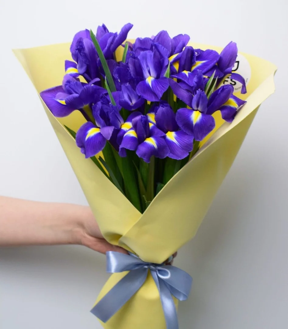1617786449-33-p-oboi-buket-iz-irisov-47.webp