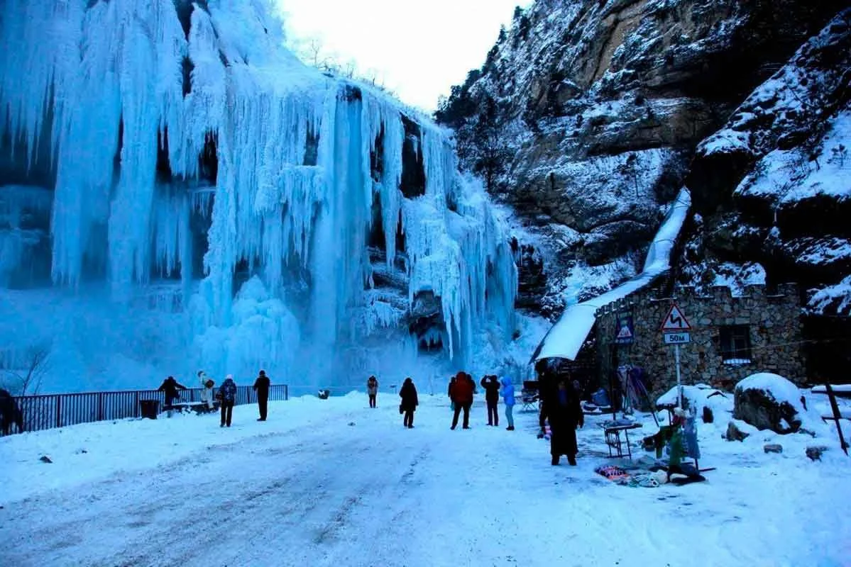 1621951904_30-pibig_info-p-chegemskie-vodopadi-zimoi-priroda-krasivo-36.webp