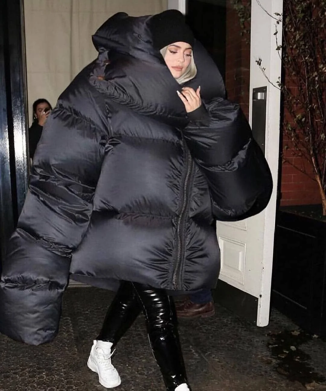 1632119403_19-alimentola-info-p-samie-bolshie-kurtki-oversaiz-devushka-kra-25 (1).webp