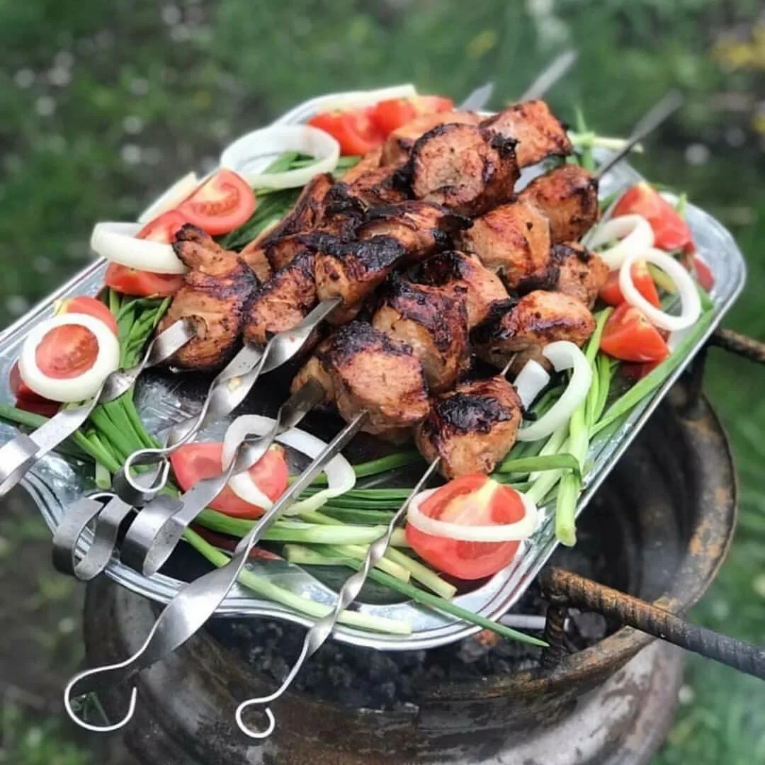 1634630081_137-p-shashlik-na-mangale-vo-dvore-foto-149 (1).webp