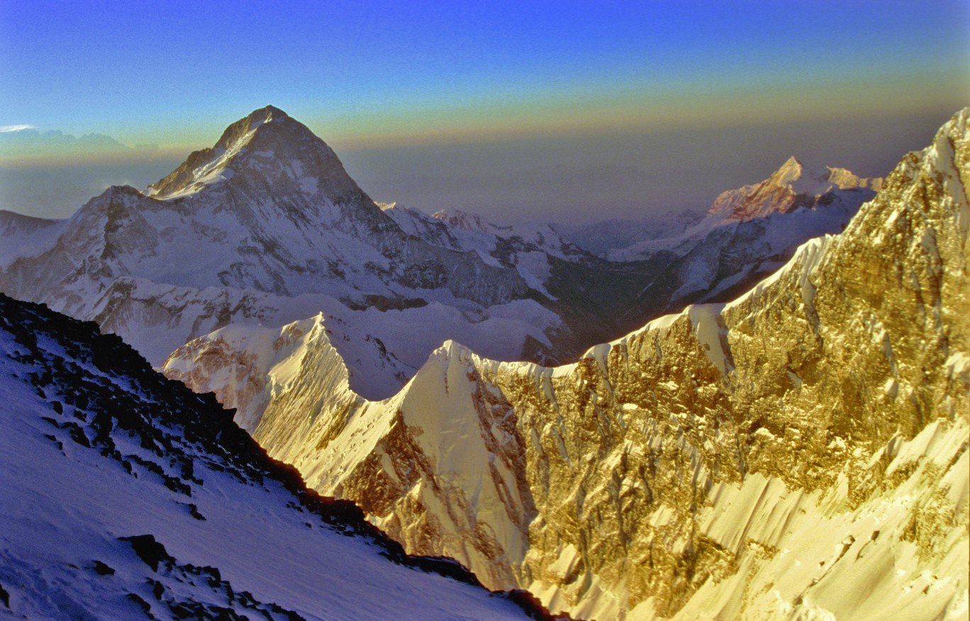 1637038677_132-krot-info-p-gora-dzhomolungma-everest-gori-krasivo-fot-146.jpg