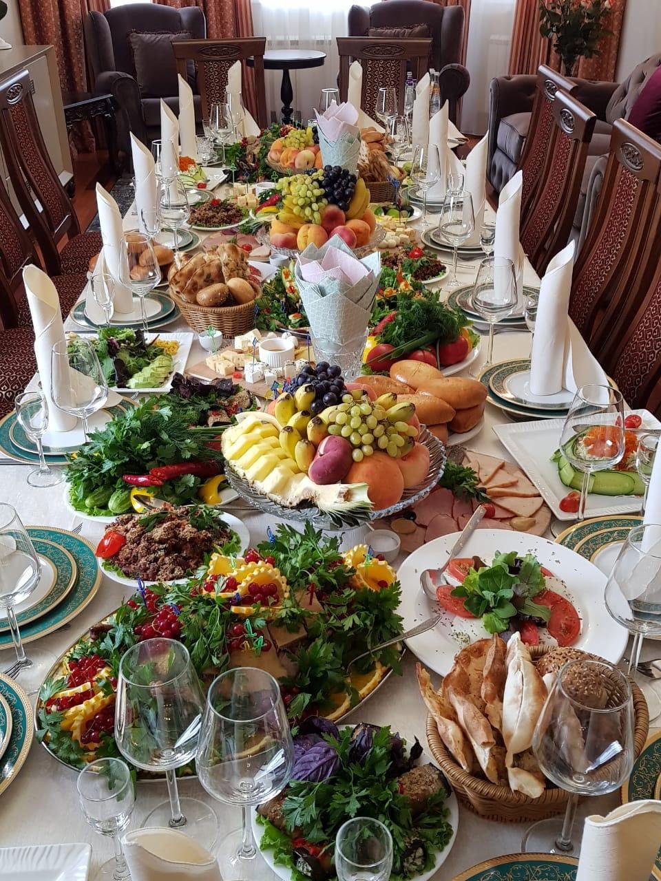 1666146506_1-podacha-blud-com-p-kak-pravilno-nakrit-stol-dlya-gostei-na-de-1.jpg