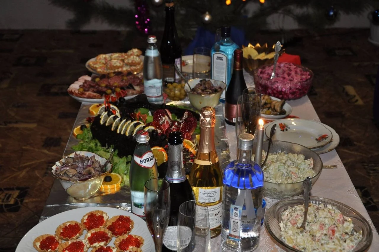 1666150591_2-podacha-blud-com-p-prazdnichnii-stol-s-alkogolem-i-zakuskoi-f-2.webp