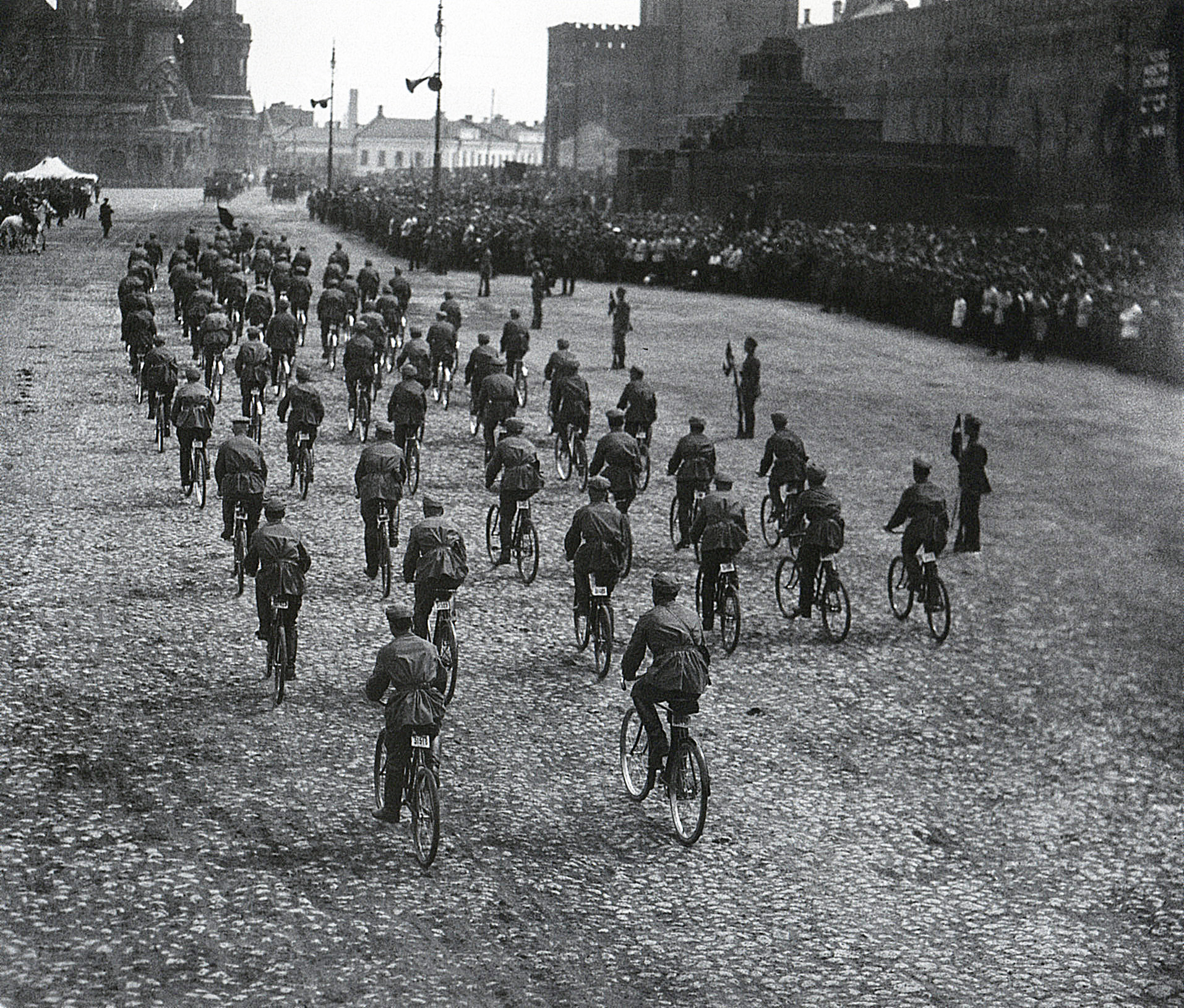 1924 год. Парад велосипедистов на Красной площади..jpg