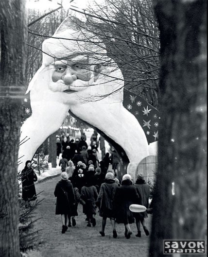 1961. Дед Мороз как ворота. У входа в Кремль во время детского праздника. .jpg