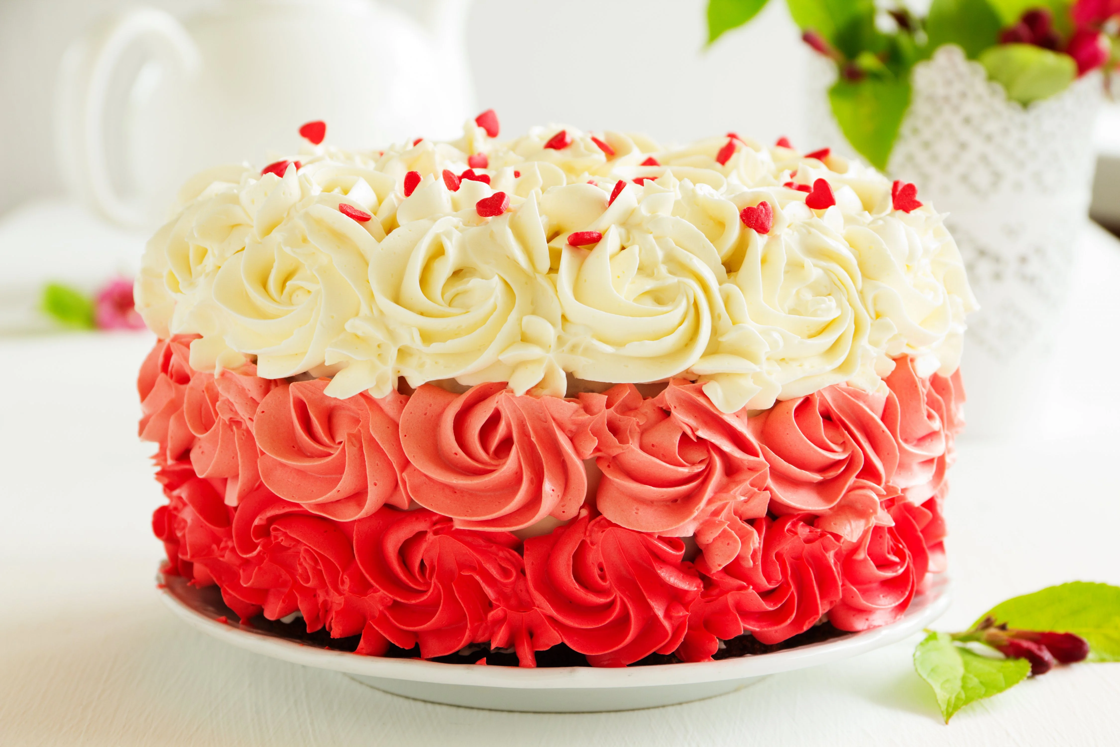 2017Food___Cakes_and_Sweet_Beautiful_festive_cake_with_red_and_white_oil_cream_117230_.webp