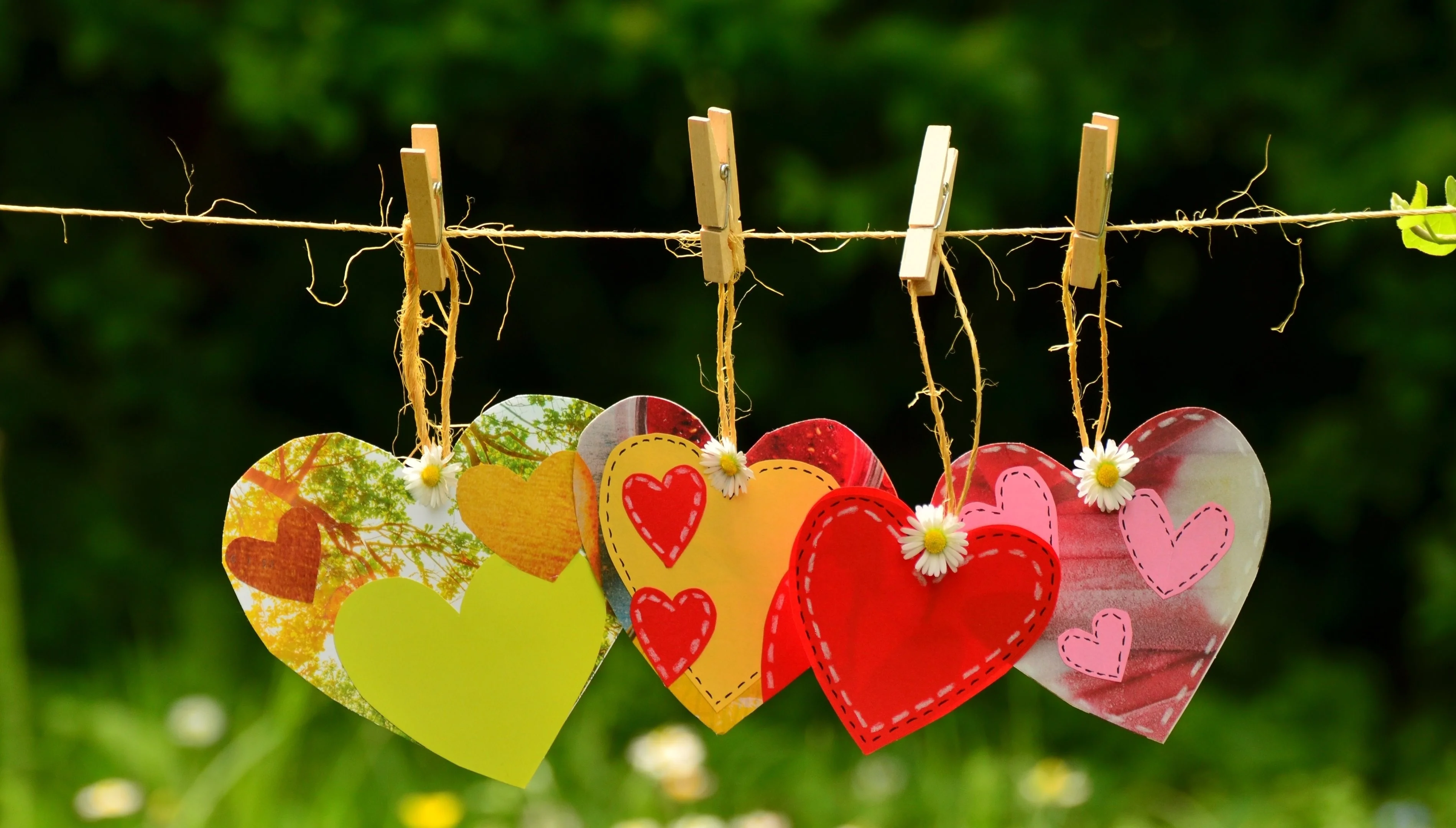 2018Love_Paper_hearts_hang_on_a_rope_on_clothespins_122534_.webp