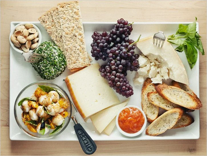 23ce8c63074c406cab504f1bf46d47e8--cheese-platters-party-platters.webp
