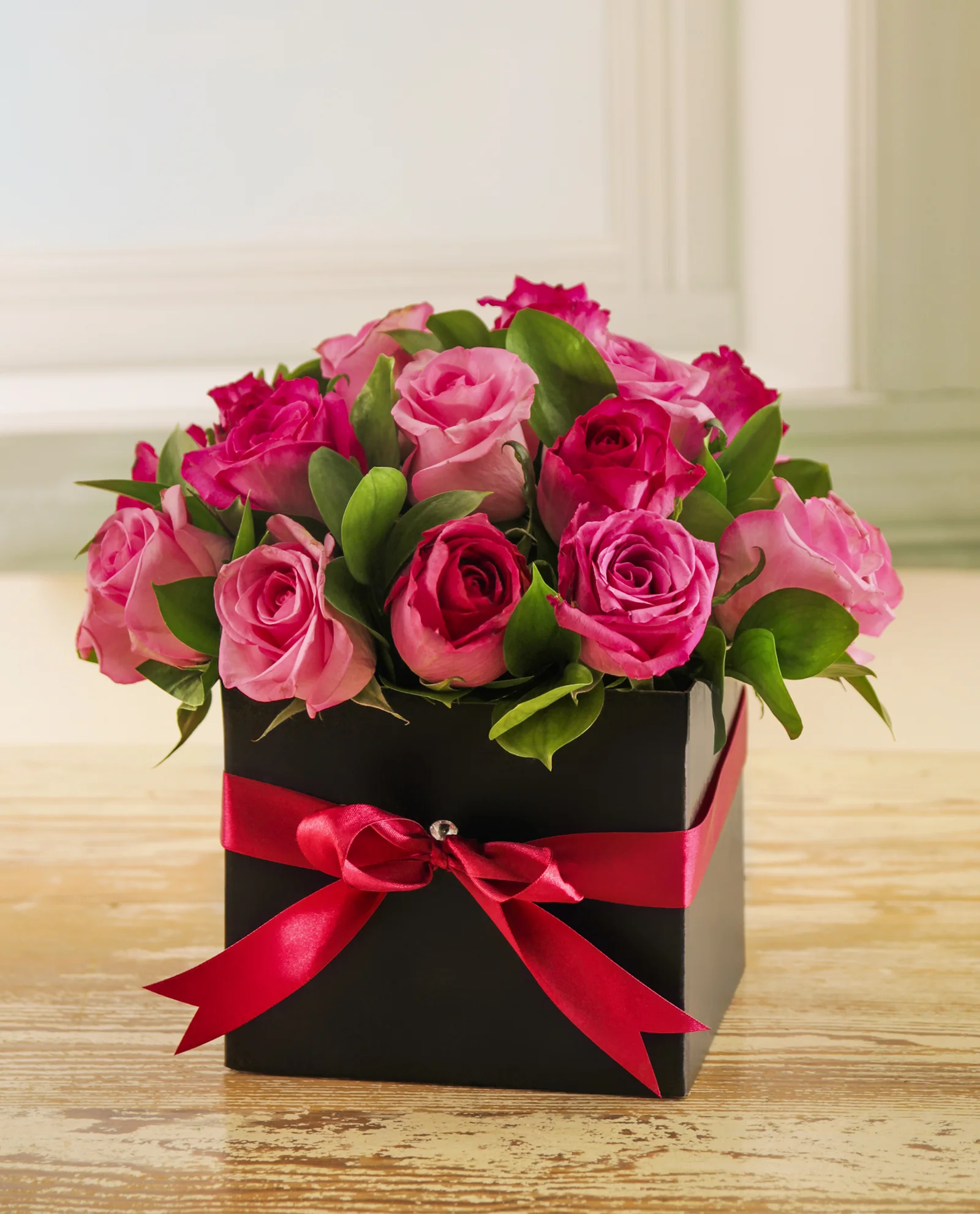 24-Mixed-Pink-Roses-in-a-Box-netsp314.webp
