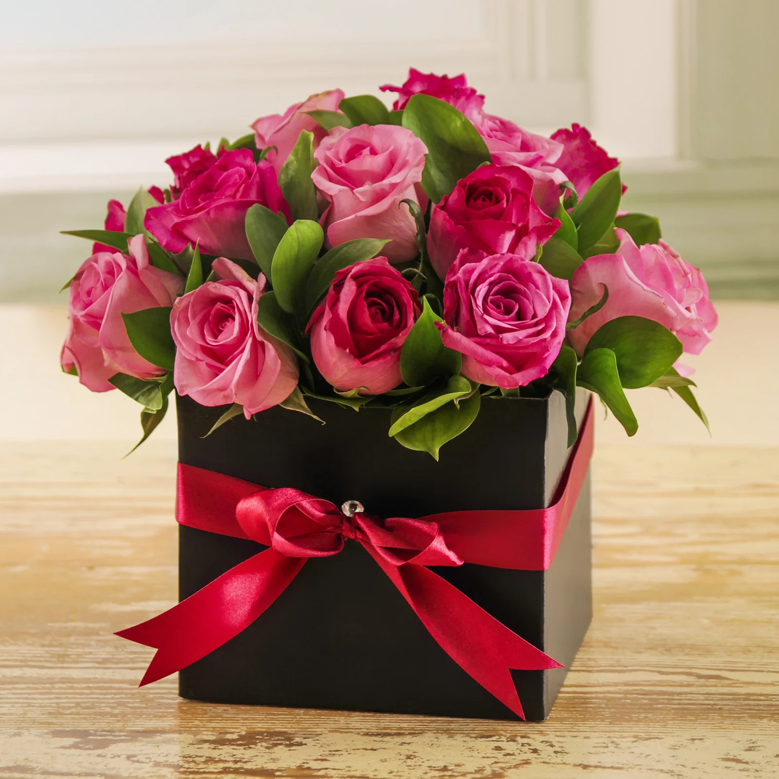 24_mixed_pink_roses_in_a_box_netsp314_1.webp