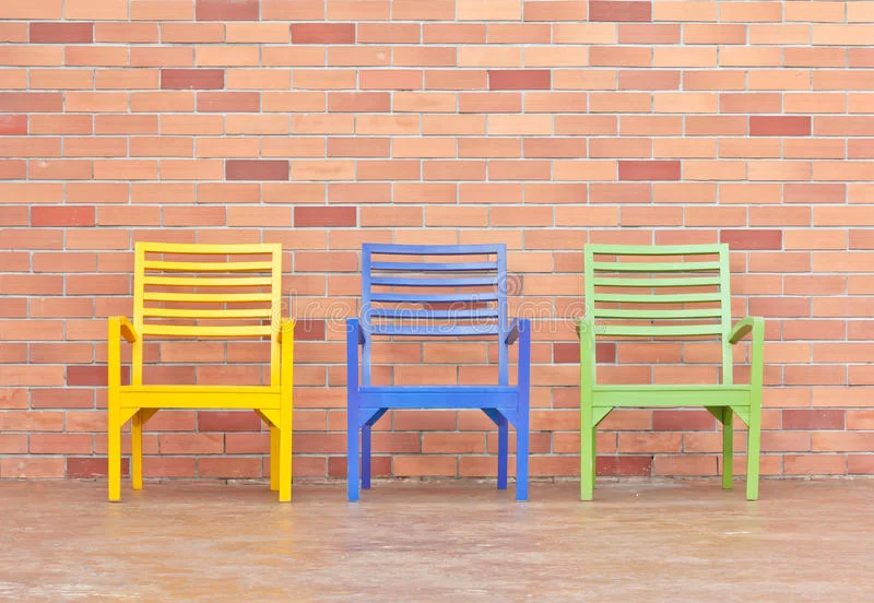 3-стула-на-кирпичной-стене-28334293.webp