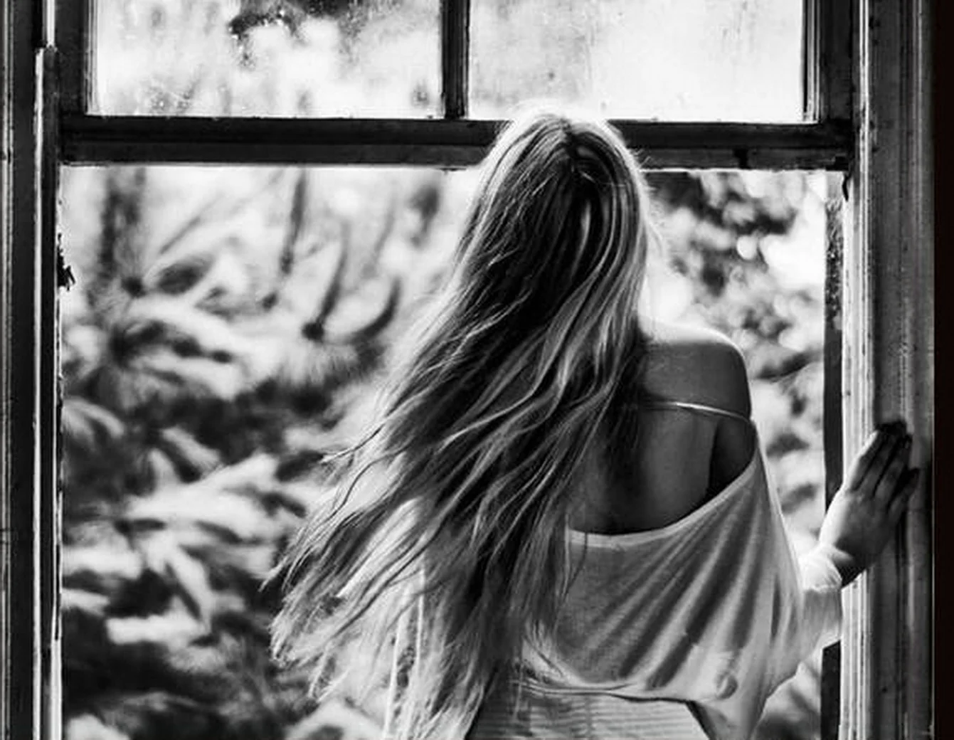 302812_devushka_-smotrit_-v_-okno_1341x1040_(www.GetBg.net).webp