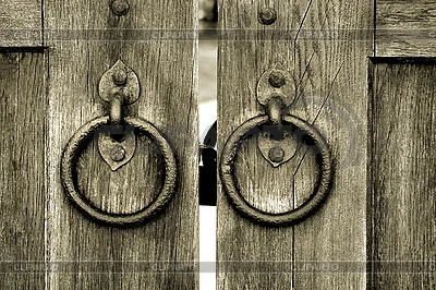 3083700-old-wooden-gate-with-door-knocker-rings.webp