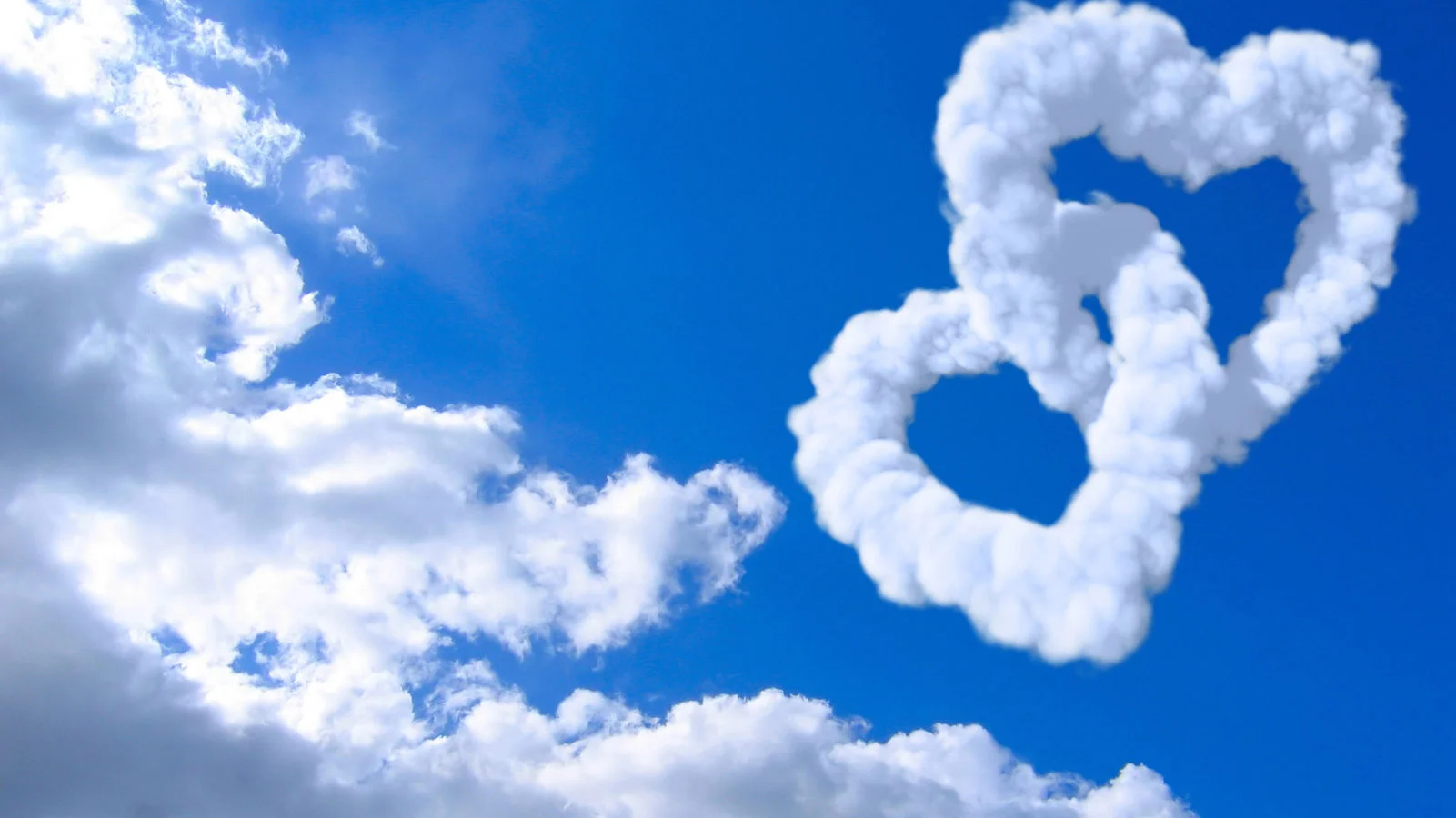 40-nebo-serdca-iz-oblakov-romantika-oboi-lyubov-1600x900.webp