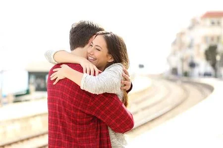 40441503-happy-couple-hugging-in-a-train-station-after-arrival.webp