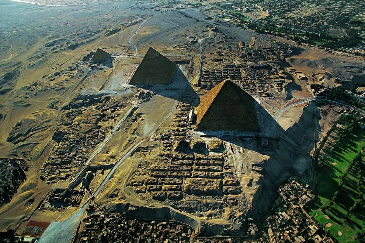 6.a._aerial_view_of_giza_necropolis-resize.webp