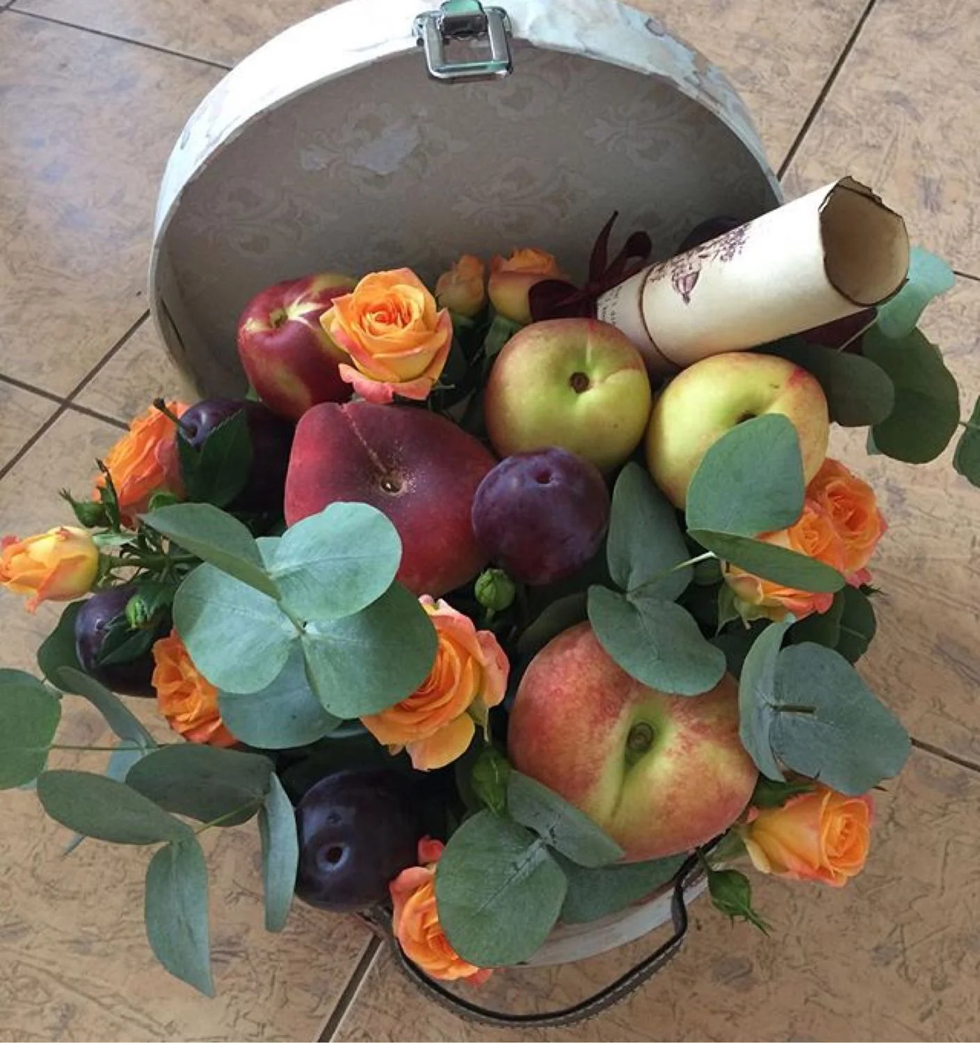 76364ce1c751213e74fff2d6c50s--tsvety-i-floristika-buket-iz-fruktov-s-persikami-leto.webp