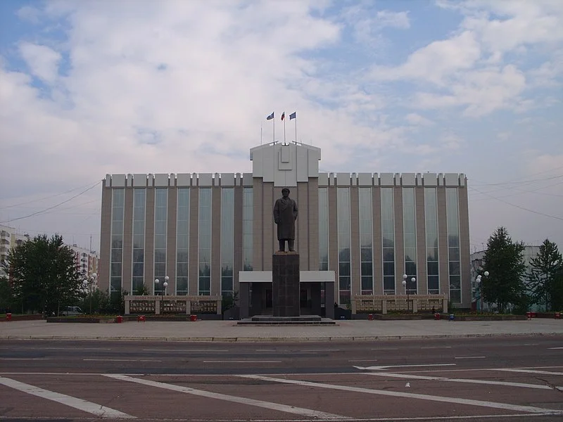 800px-Нерюнгри._Площадь_Ленина,_здание_администрации.webp