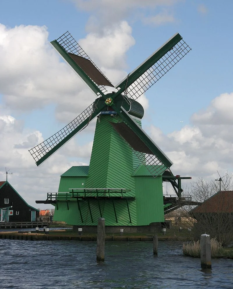 800px-Zaanse_Schans_molen_De_Gekroonde_Poelenburg_april_2008.webp