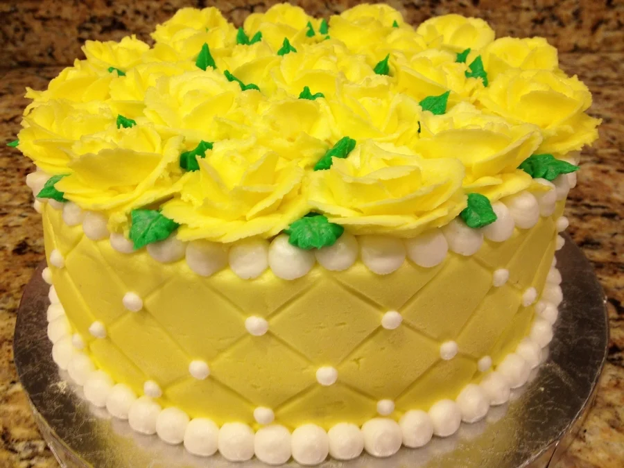 900_10517B5cP_yellow-roses-birthday-cake.webp