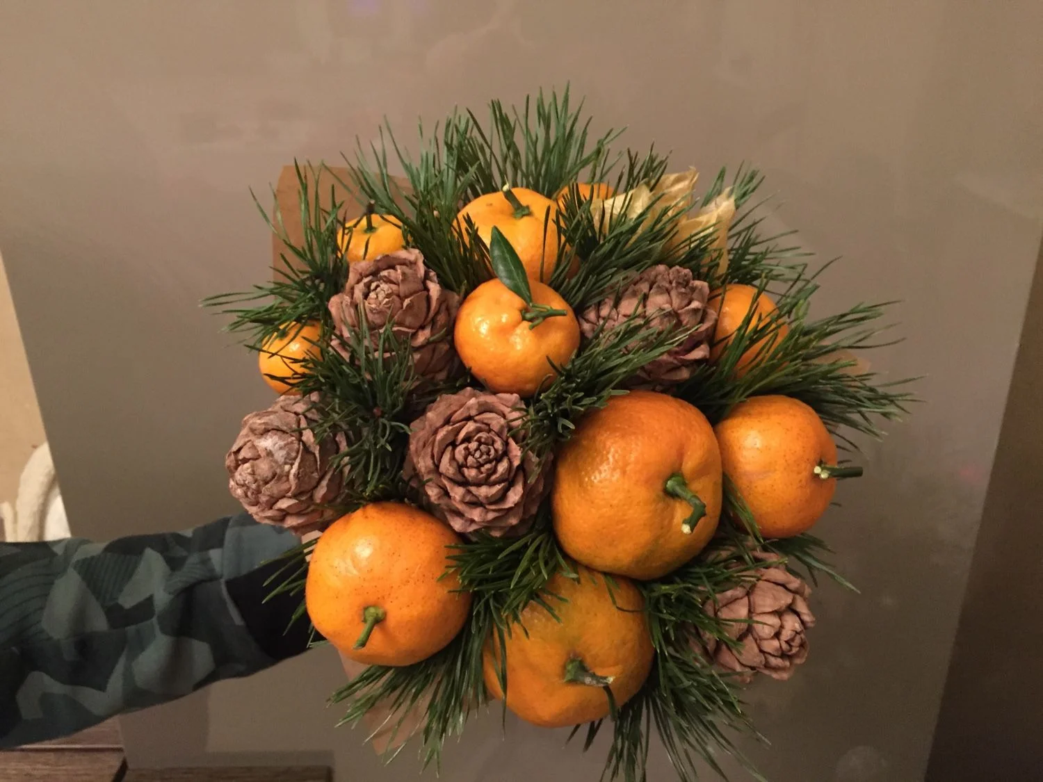 90320d1826f13170d86b6f5782ab--tsvety-i-floristika-fruktovyj-buket-novogodnij-mandarin-i-shi.webp