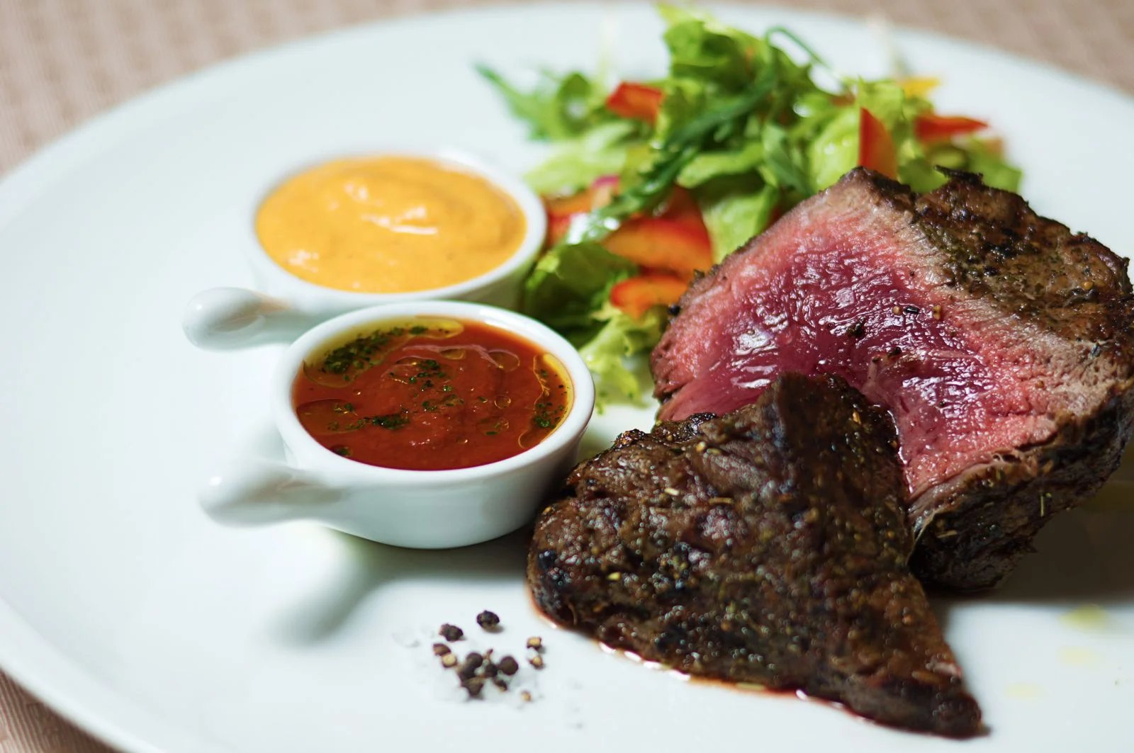 _говяжий на гриле с соусами из свежих и запеченных овощей за 100гр 340руб(1).webp