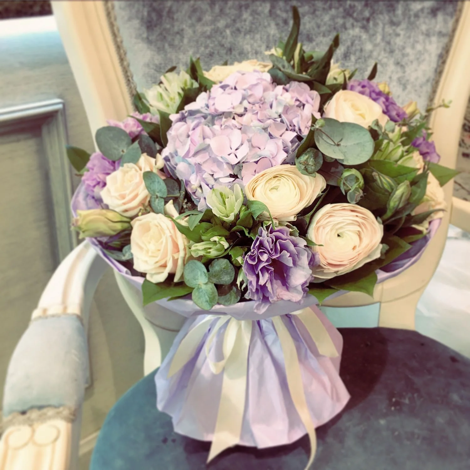 a328cb84a1d68fe40f091e2f69rj--tsvety-floristika-buket-nezhno-sirenevyj.webp