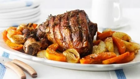 agnello-con-contorno-di-patate.webp