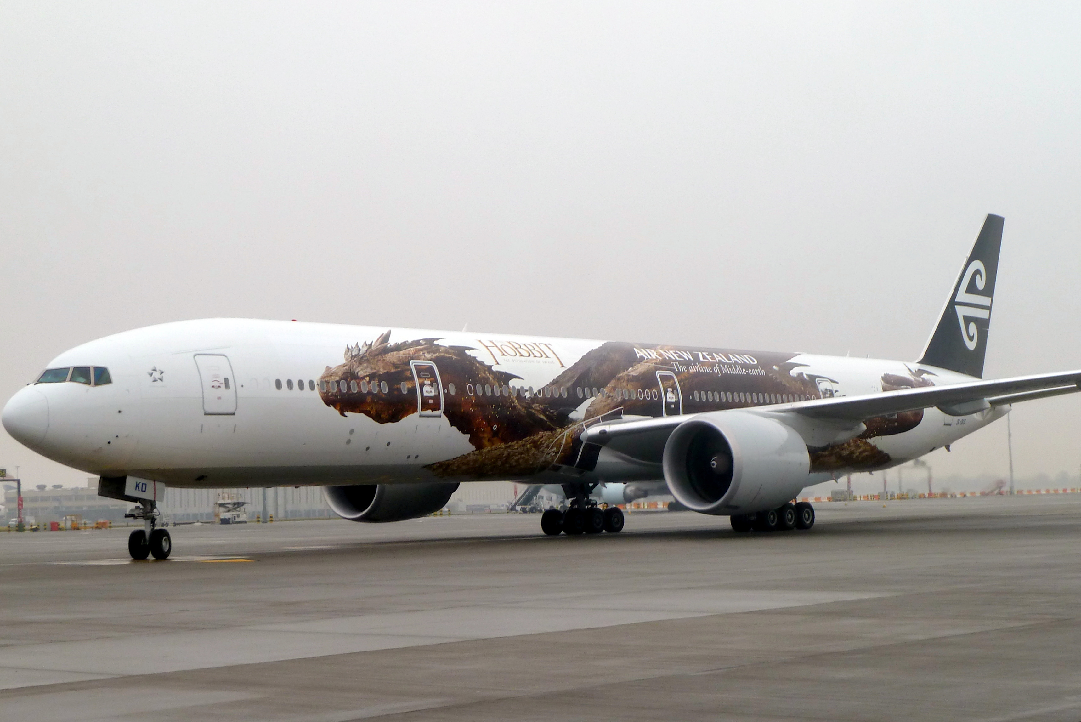 Air_New_Zealand,_Boeing_777-300ER_(Smaug_Livery),_ZK-OKO_-_LHR_(11344028005).jpg