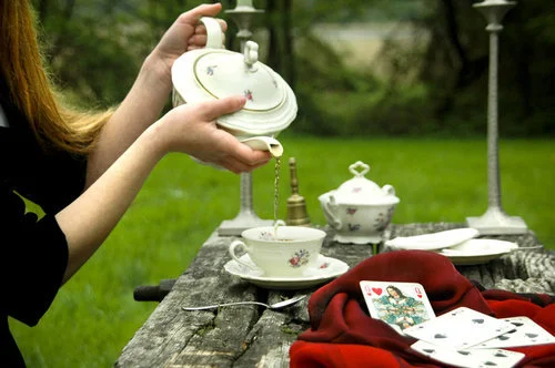 alice-in-wonderland-cups-tea-Favim.com-156096.webp