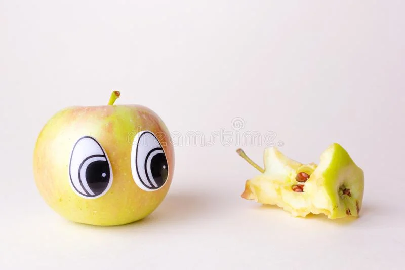 apple-с-глазами-смотрит-в-сторону-там-лежит-ядро-другого-смешные-красивые-167432513.webp